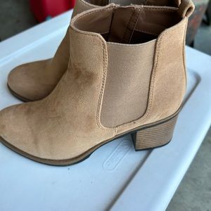 Women’s boots size 8 worn once